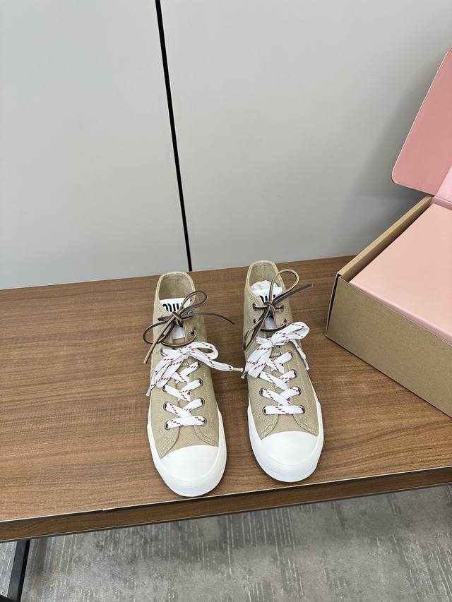 Top Version Miumiu Miu Miu 2025 New Embroidered Canvas Shoes High Top Top Origin