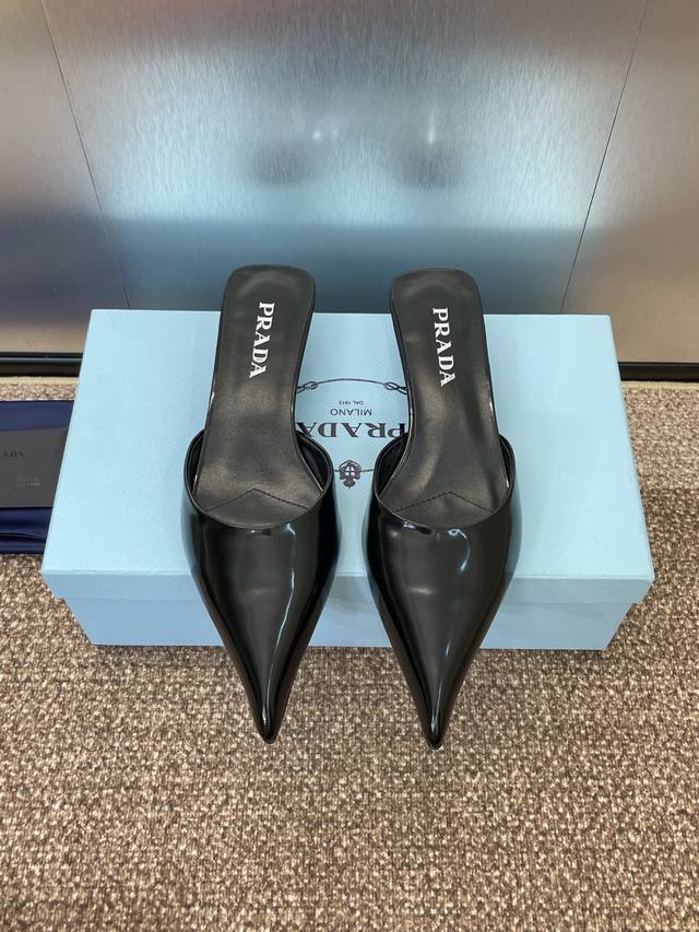 Factory P Price P Prada 2025 Spring And Summer Catwalk New Low-Heeled Pointed To
