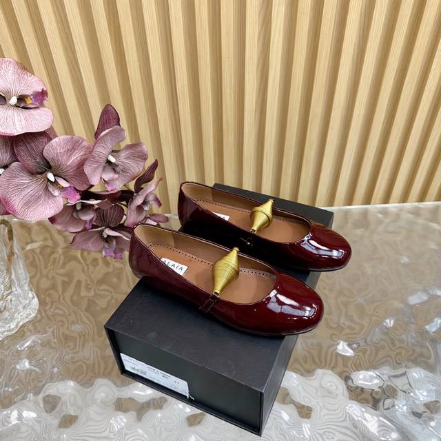 2025 New Catwalk Style From The Counter Alaia French High-End First-Line Cout
