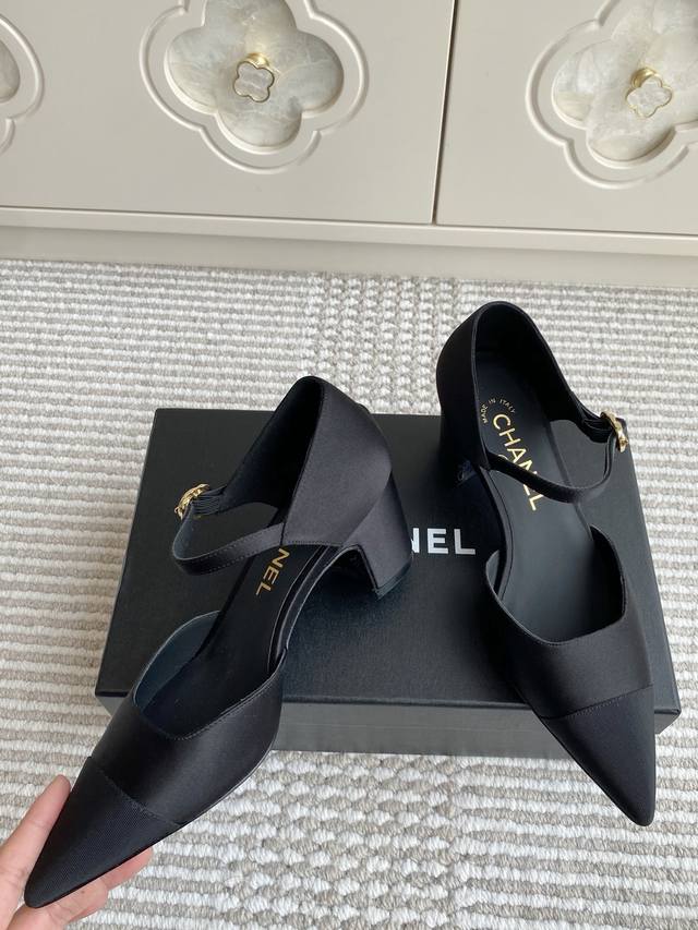 chanel 2025 New Mary Jane Pointed Toe Thick Heel Single Shoes . When You Put