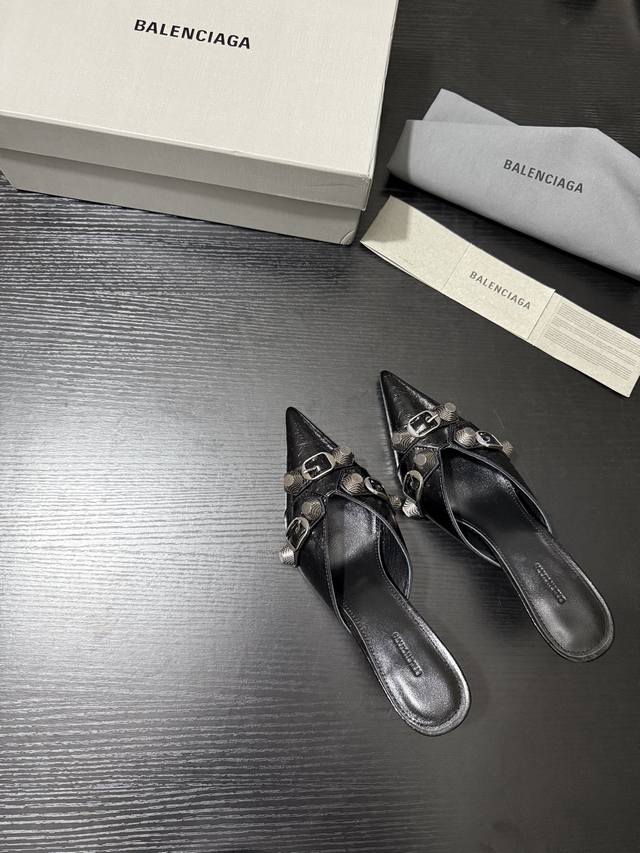 balenciag* New Arrival Cool And Stylish Riveted Sandals Is The Perfect Fusion