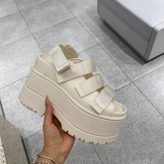 ugg Bae Joo Hyun's Same Style - Sandals Are Online. Hot Girl's Thousand-Layer