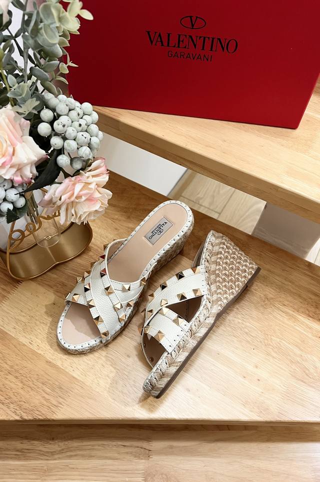 valentino Garavani Lychee Leather Lace-Up Wedge Sandals - Metallic Effect Stu