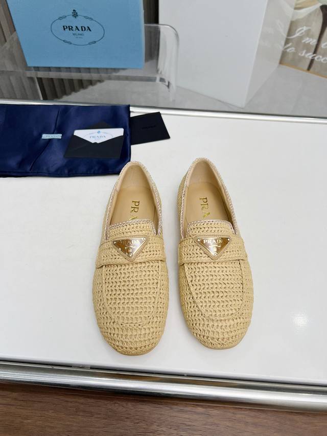 2670Sprada's Super Hot Flat Shoes. Retro, Fashionable And Avant-Garde Combina