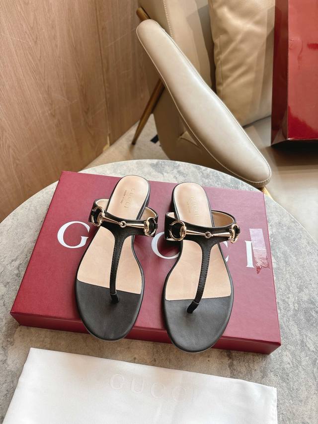5760-1 Black P 35-42 This Women's Thong Sandal Features Classic Horsebit Deta