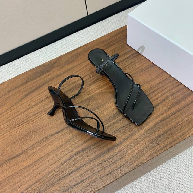 The Row Wrap-Around Thong Sandals Have A Strong Sense Of Design And Simple And S