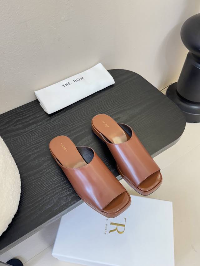 the Row25 Spring And Summer New Simple Round-Toed Slippers From A Young Ameri
