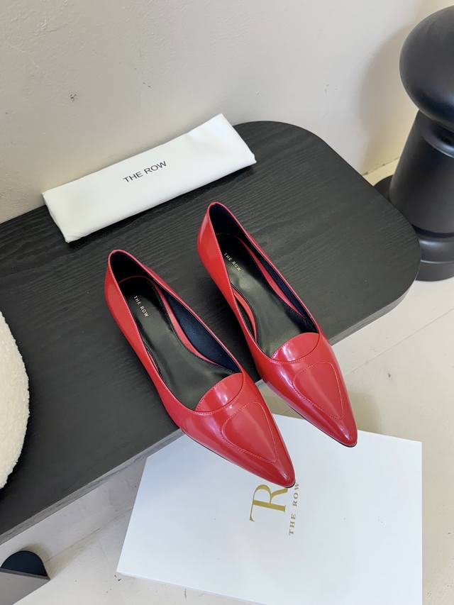 therow Retro And Elegant Kitten Heel Shoes Are Simply The Favorites Of Fashio