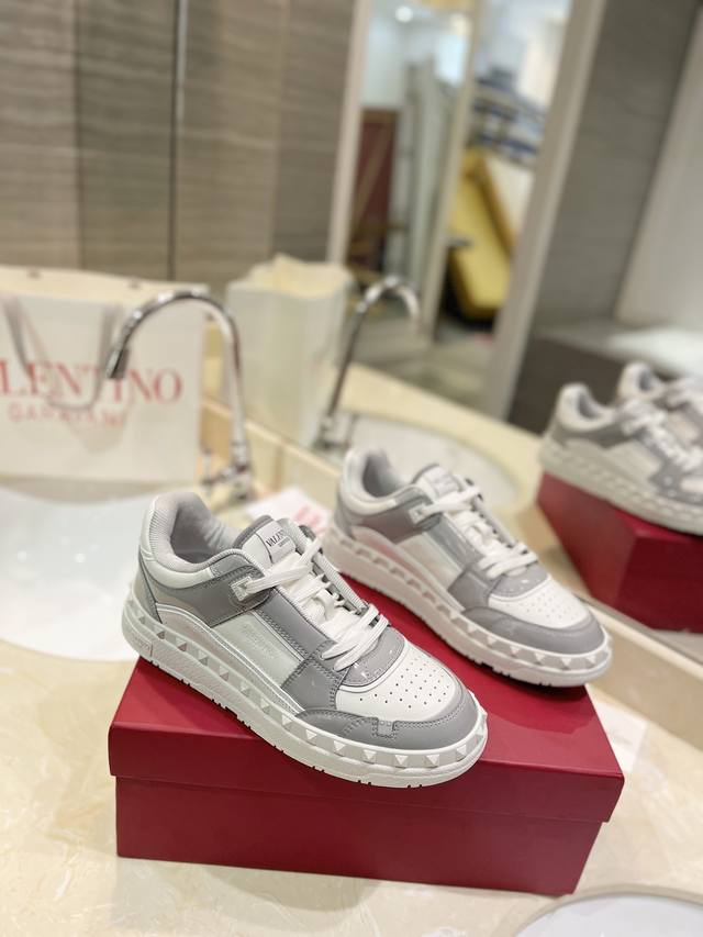 Factory P Price P Latest Couple Casual Shoes Valentino Counter Synchronized New
