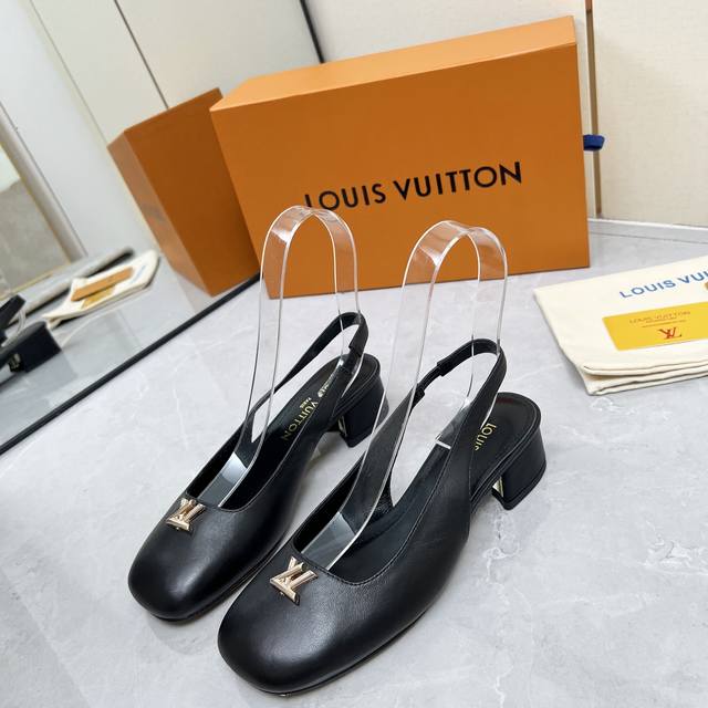 louis Vuitton 25 New Sandals The Front Of This Series Is Decorated With Lv Lo