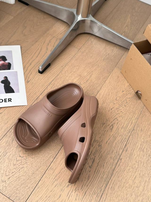 Single Size Single Model Men's Size: 39-46 Balenciage Pool Crocs Cooperation Mod