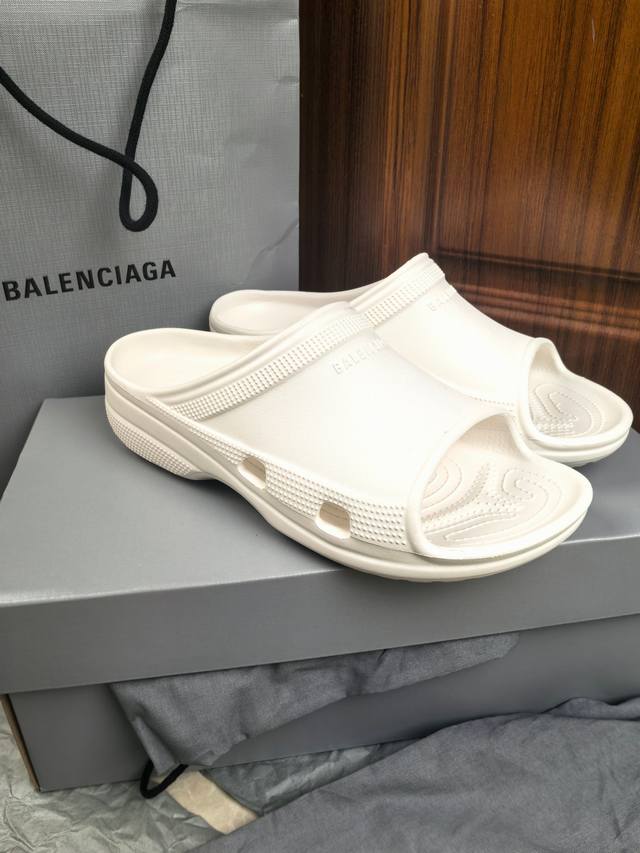 Single Size Single Model Women's Size: 35-41 Men's Size: 39-46 Balenciage Pool C