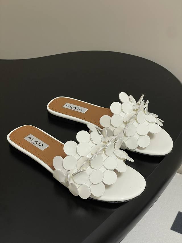 25Fw New Spring And Summer Alaia French Camellia Flower Flat Sandals The Roun