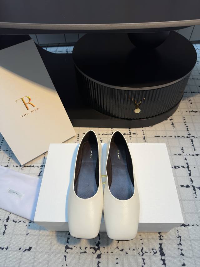 the Row 25Ss Square Toe Flat Shoes Two Pairs Of Golden Beauty Need To Be Shar