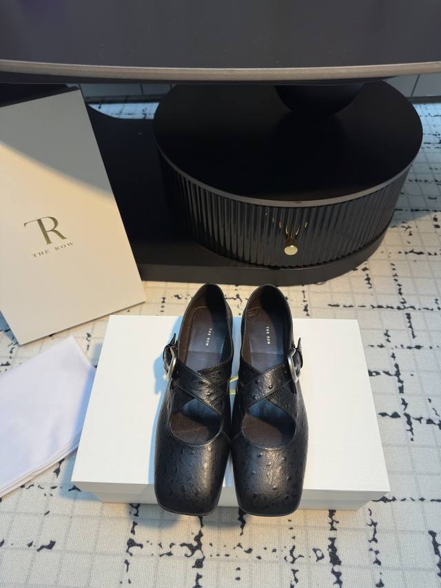 therow The Ostrich-Patterned Cross-Shoes Are The Favorites Of Fashionistas. E