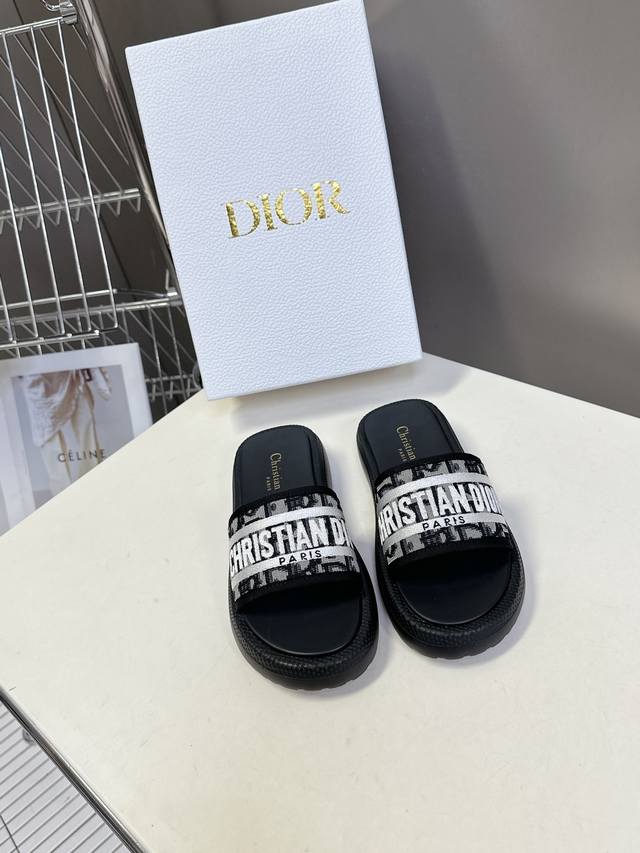 dior Dior's Latest Spring And Summer Embroidered Slippers Are Recommended By