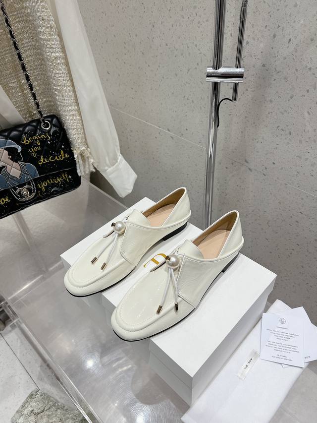 therow New Simple And Fashionable Pearl Lace-Up Wrinkled Patent Leather Shoes