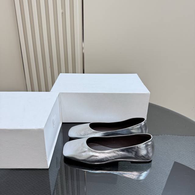 the Row25 Spring And Summer Flat Slippers A Pair Of Sandals That Will Amaze Y