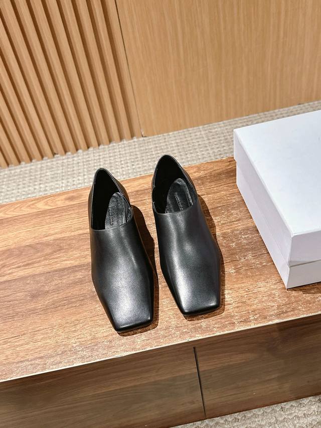 Square Toe Low Heel Chelsea Shoes Super Fashionable Shoes Flat And Long Toe Stre