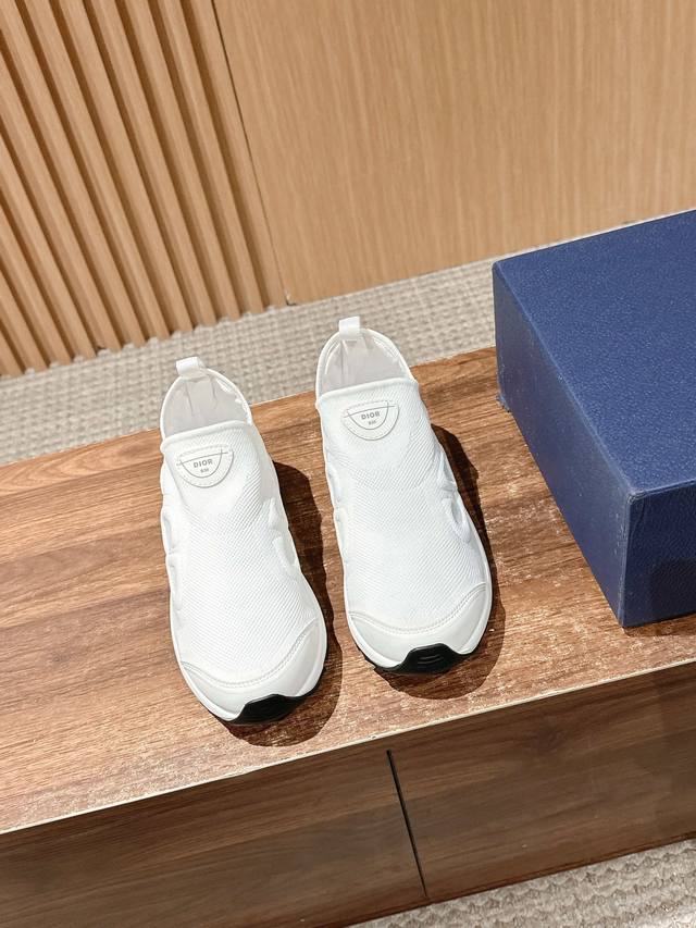 dior's New Low-Top Sneakersflying Woven Slip-On Shoes Are A Classic And Uniqu