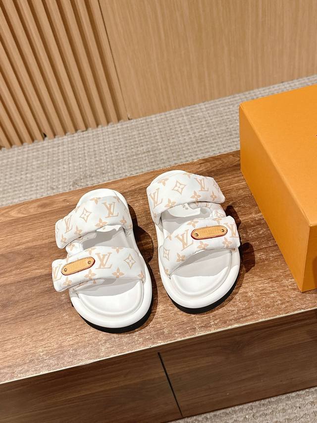 Male+10 #Louisvuitton's New Couple Size Bubble Slippers Are Really Comfortable.