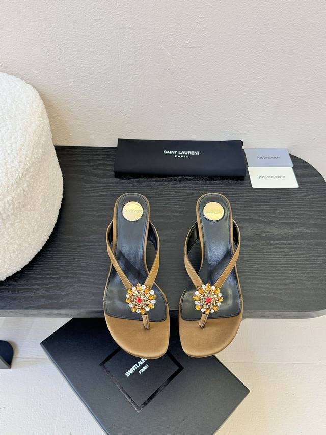 saint Lauren* 25Ss Ysl Flip-Flops Only Ysl Can Make Flat Shoes So Charming. I