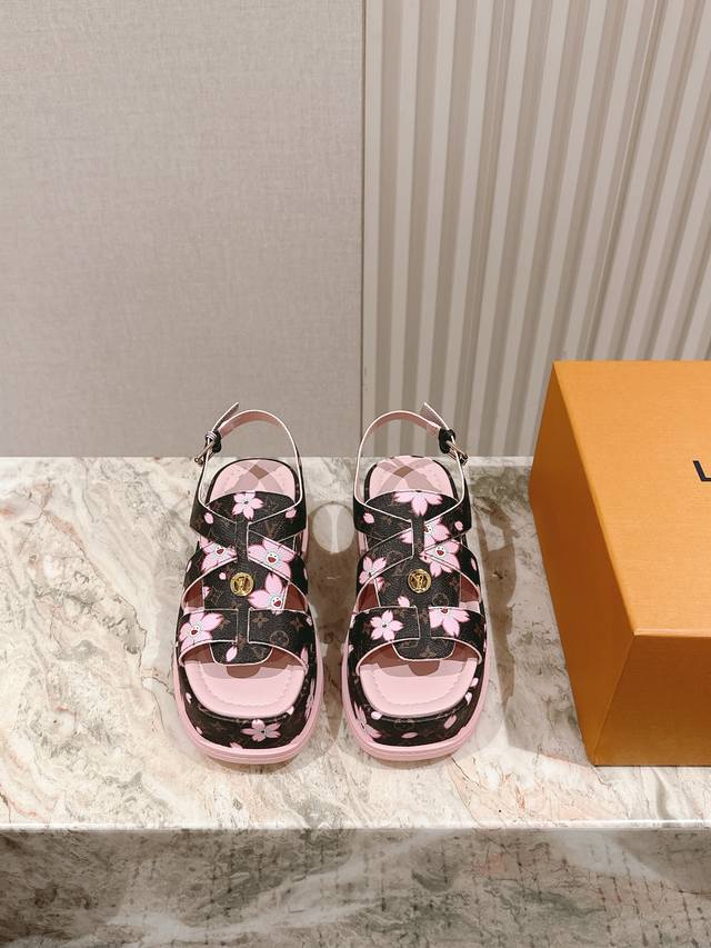 New Arrival Lv Spring And Summer Thick-Soled Patent Leather Platform Sandals. Th