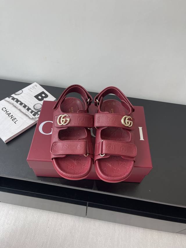gucci 25Ss Summer New Women's Embossed Gg Sandals. This Sandal Is Made Of Gg