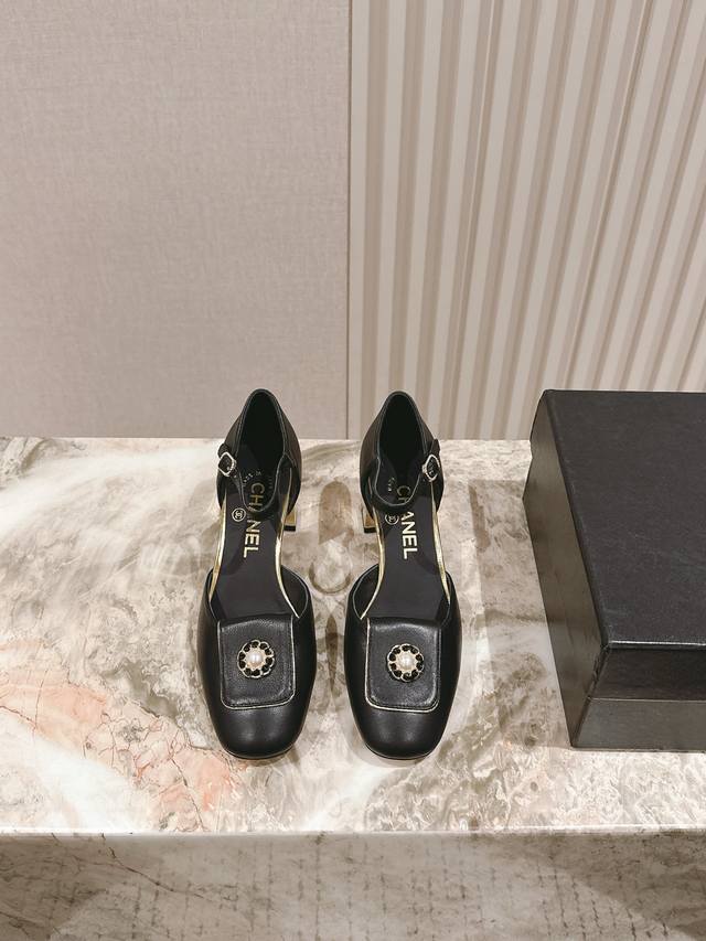 Chanel's New Early Spring Style Counter Synchronized Fairy Pearl Button Logo Sma