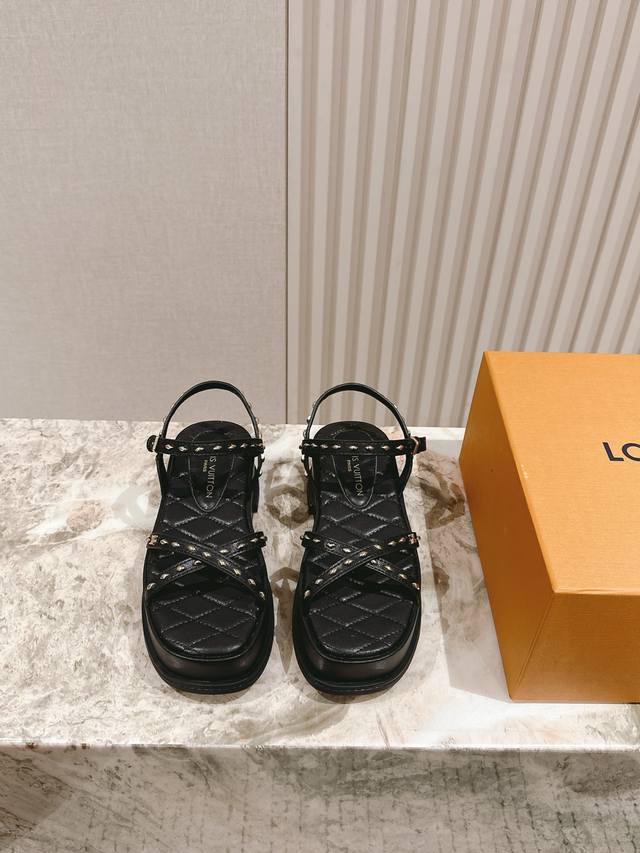 New Arrival Lv Spring And Summer Thick-Soled Patent Leather Platform Sandals. Th