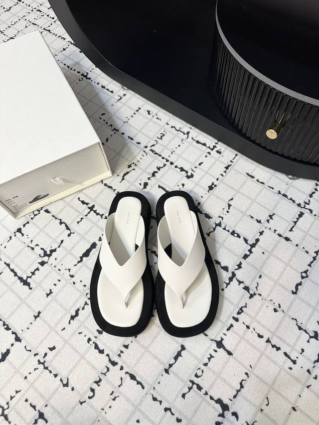 the Row's Classic Thick-Soled Flip-Flops Are The Perfect Choice For Summer We