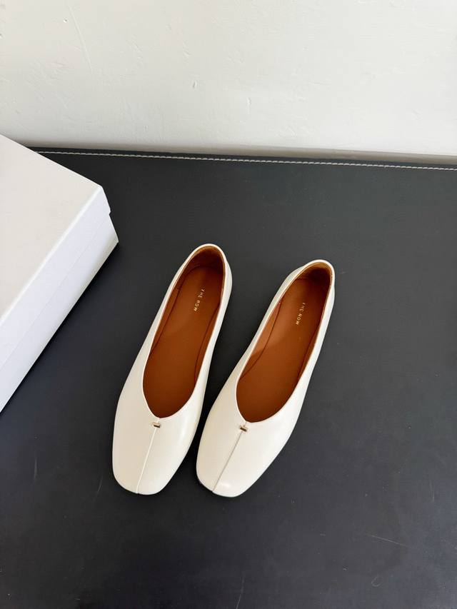 the Row 2025 Super Soft And Comfortable Imported Sheepskin Ballet Shoes Squar