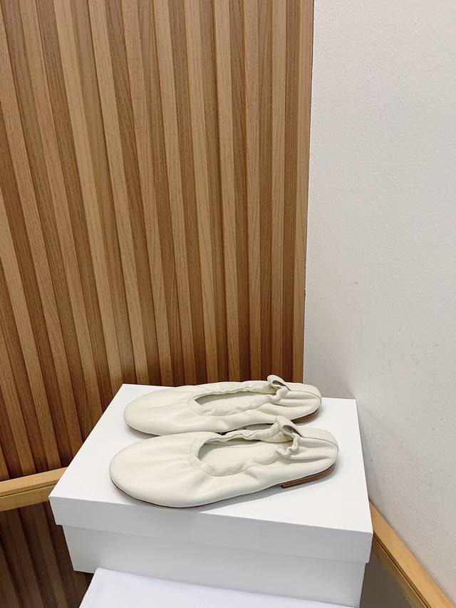 the Row 2025 New Shallow Ballet Shoes. Soft Sheepskin, Elastic Band At The Sh