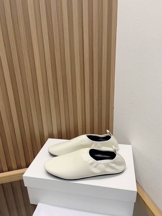 The Row 2025 New Style Deep-Cut Ballet Flats. Soft Sheepskin With Elastic Band A