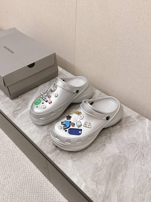 The Latest Spring And Summer Couple's Hole Shoes 25 New Spring Dark Horse Items,