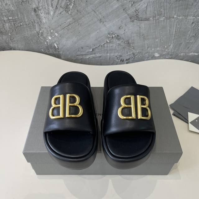 balenciag Balenciaga's Latest Spring And Summer High-End Bread Slippers Top V