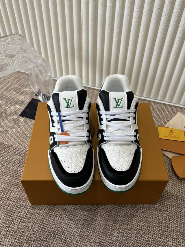 louisvuittonlv Louis Vuitton The Sole And Fabric Are Privately Modeled. This