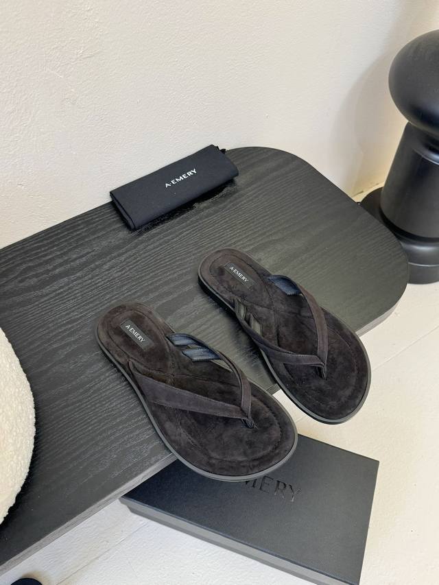 the Row Minimalist Flip-Flops This Brand Is A High-End Luxury Brand. Its Desi