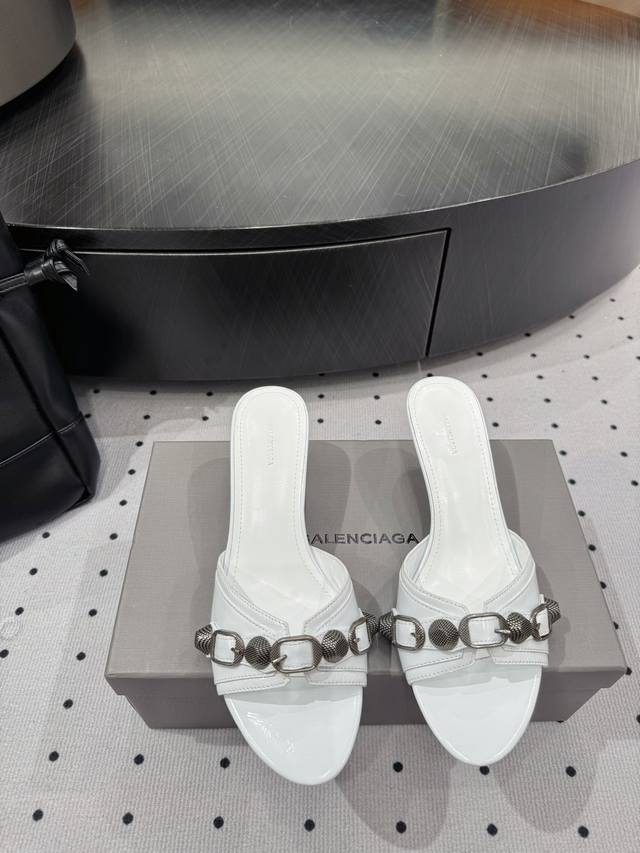Classic Style Fabric: Cowhide Lining: Sheepskin Sole: Cowhide Elegant Style Crea