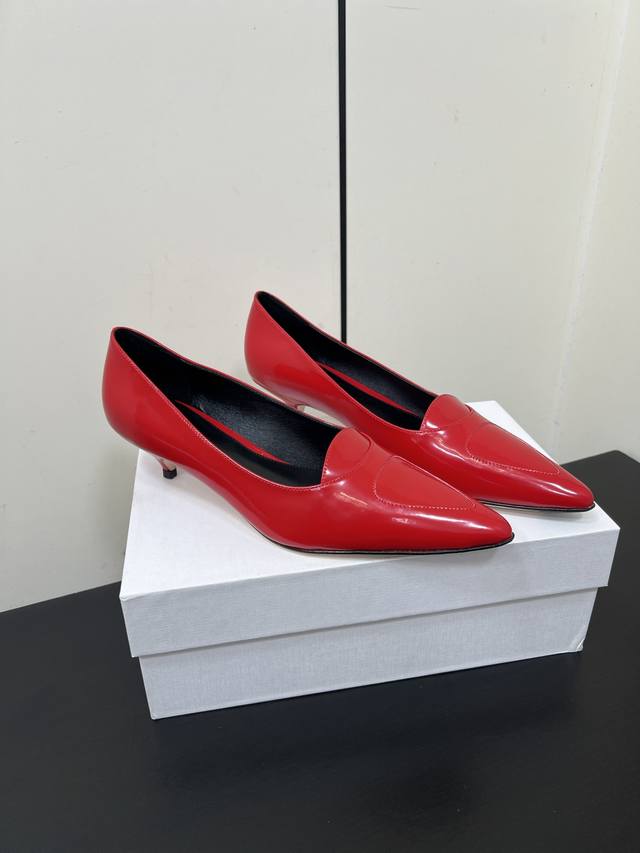 the Row25 Spring And Summer French Retro Simple Style Pointed Toe Granny Cat