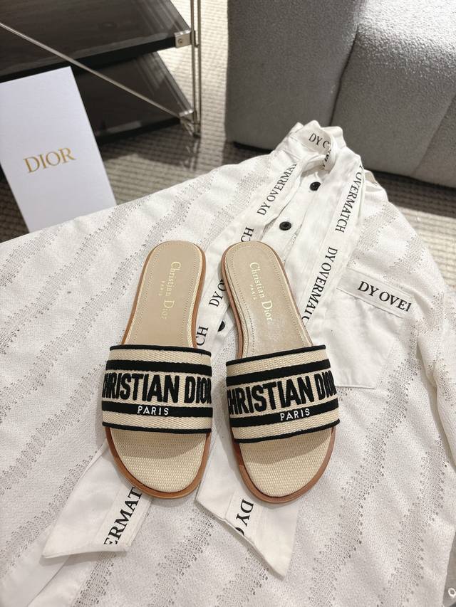 25Ssnew Spring And Summer Dior D-Lane Flip Flops This D-Lane Flip Flops Are C