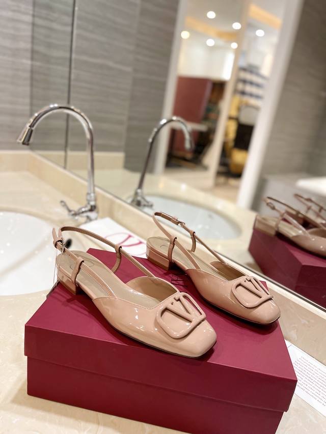valentino Garavani Vlogo V Buckle Same Color Series The Latest Series Of The