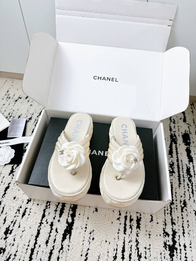 Chanel 25 A Classic Double Thick Sole C Flip-Flop Sandals Are A Must-Have For Ho