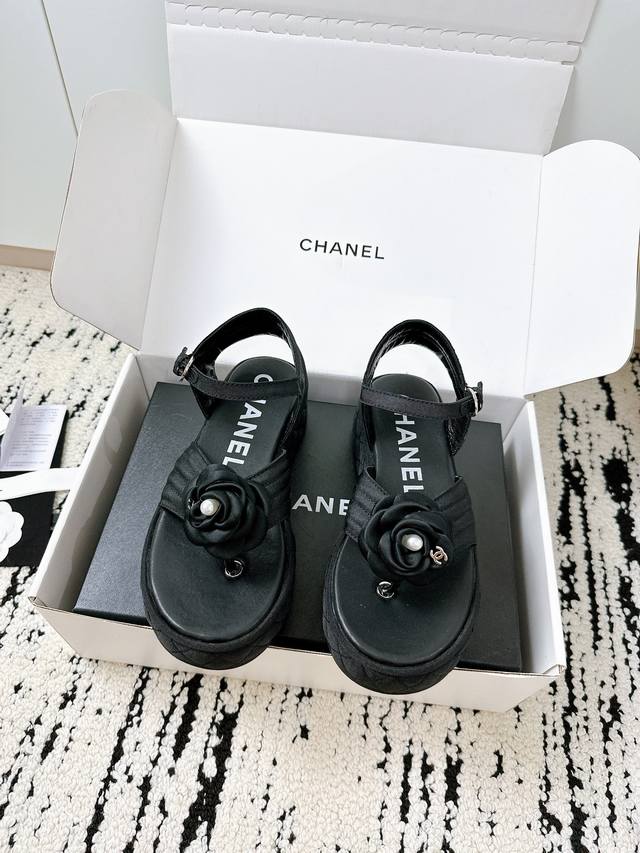 cbanel Chanel Holiday-Style Thick-Soled Sandals Instantly Turn Your Legs Into
