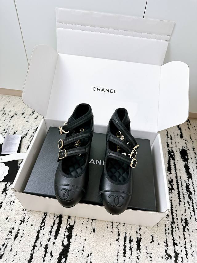 Chanel 25 A Spring And Summer Milan Catwalk Model, A Must-Have For Fairies Mary