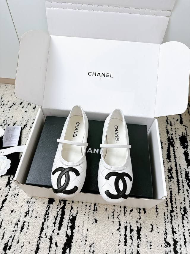 Chanel 25 A Spring And Summer Black And White Conjoined Shoes Are Classic And Ti