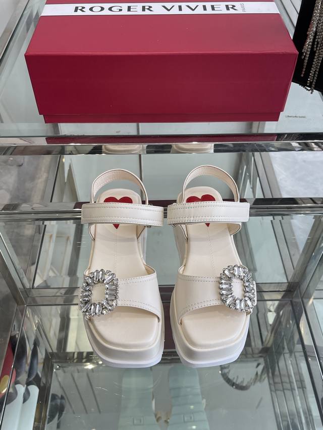 New Style Diamond Buckle Pure Leather Women's Thick-Soled Sandals . The Sandals