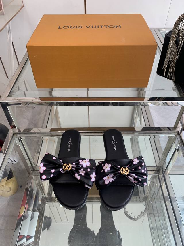 lv 25Ss Spring And Summer New Beach Slippers High-End Retro And Fashionable,