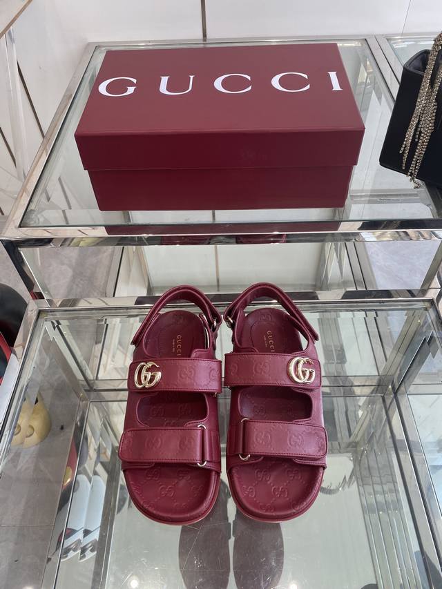 gucci 25Ss Summer New Women's Embossed Gg Sandals. This Sandal Is Made Of Gg