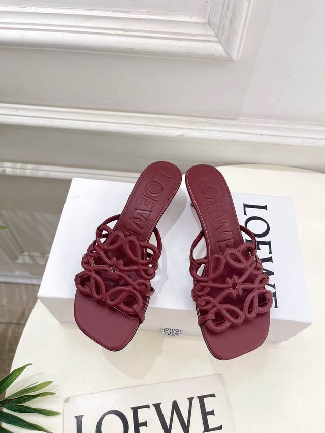 Loewe 2025 Spring And Summer New Product Petal Anagram Hollow Kitten Heel Slippe